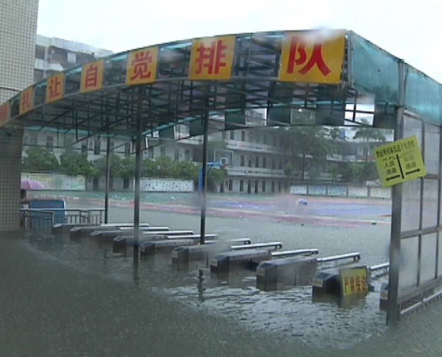 广东：12市县因暴雨启动停课机制 